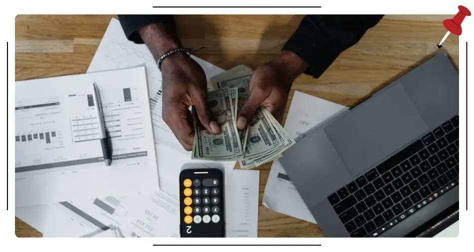 Mężczyzna liczący dolary amerykańskie