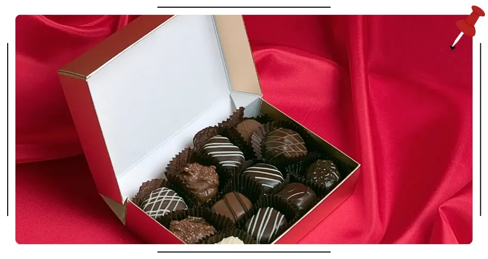 Pudełko czekoladek na eleganckim, czerwonym materiale