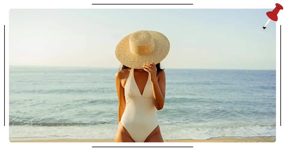 Kobieta w słomkowym kapeluszu na plaży
